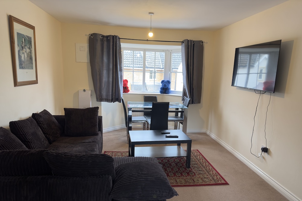 Lovely 2 Bedroom Family Holiday Home in London
