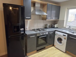 Apartment | Private kitchen | Fridge, microwave, oven, stovetop - Lovely 2 Bedroom Family Holiday Home in London (London)