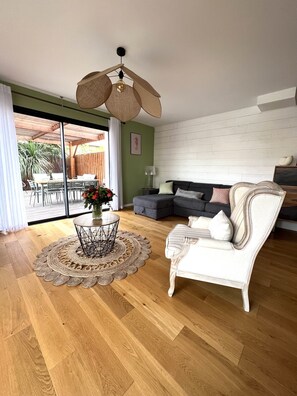 Télévision, livres, chaîne hi-fi