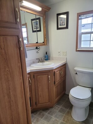 Sèche-cheveux, serviettes fournies, savon, papier toilette