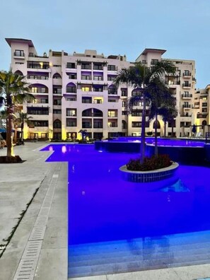 Utendørsbasseng og et oppvarmet basseng