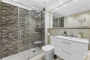 Douche, sèche-cheveux, serviettes fournies
