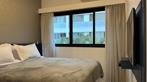 Individually decorated, individually furnished, desk, laptop workspace - TTW - The Town Studios By Anora Spaces (São Paulo)