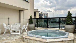 Outdoor pool - TTW - The Town Studios By Anora Spaces (São Paulo)