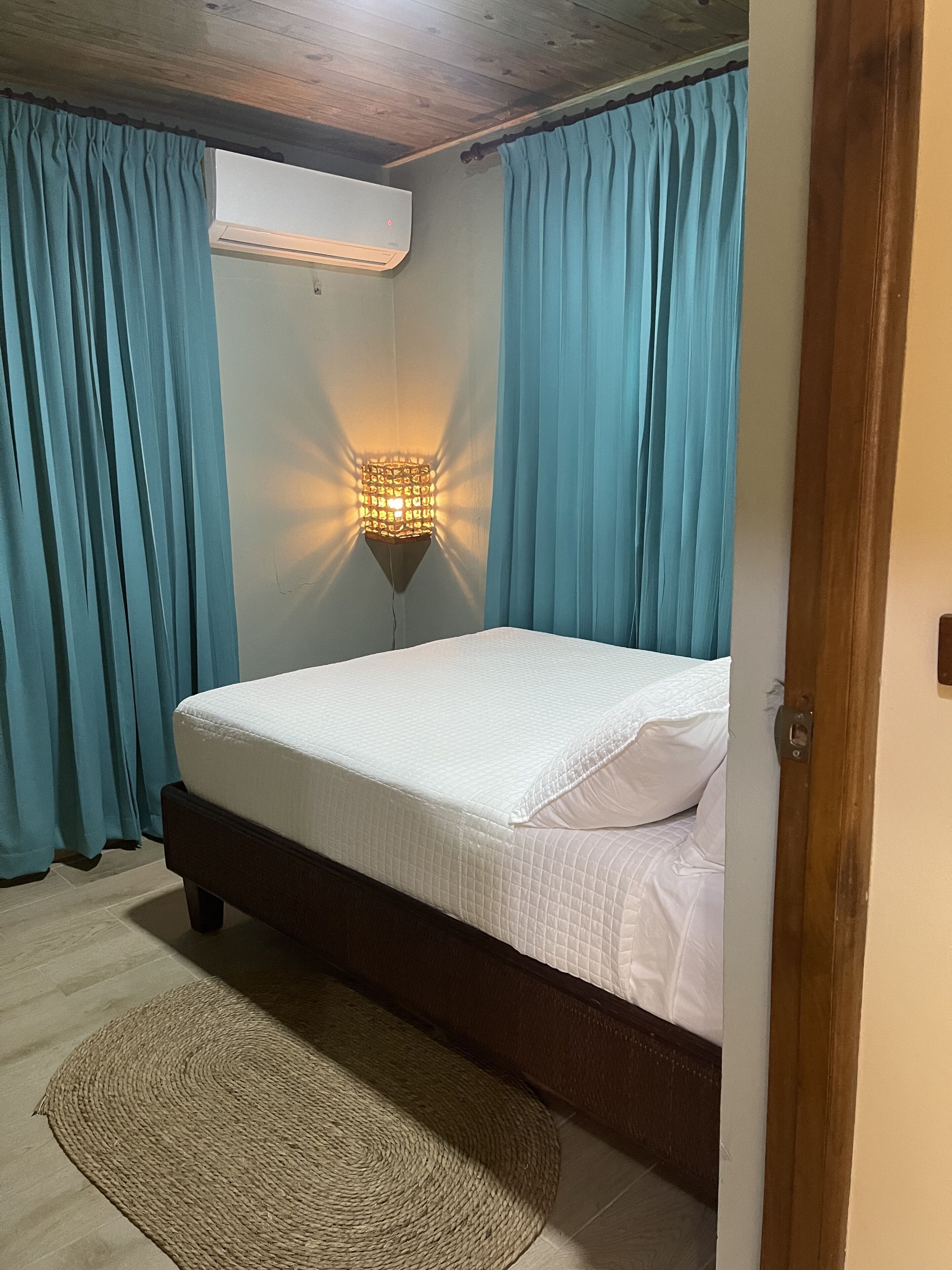Premium bedding, in-room safe, iron/ironing board, free WiFi