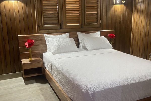 Premium bedding, in-room safe, iron/ironing board, free WiFi