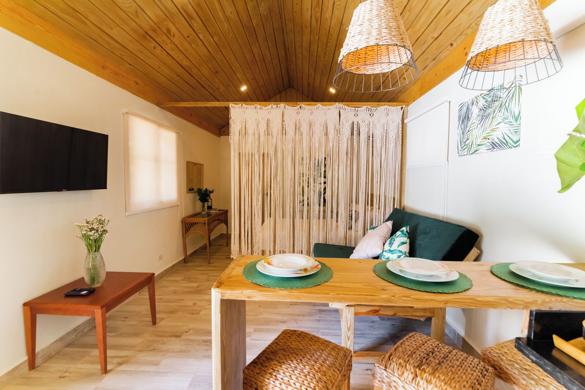 开间 | 起居区 | 32-英寸智能电视 （配备有线频道）、电视