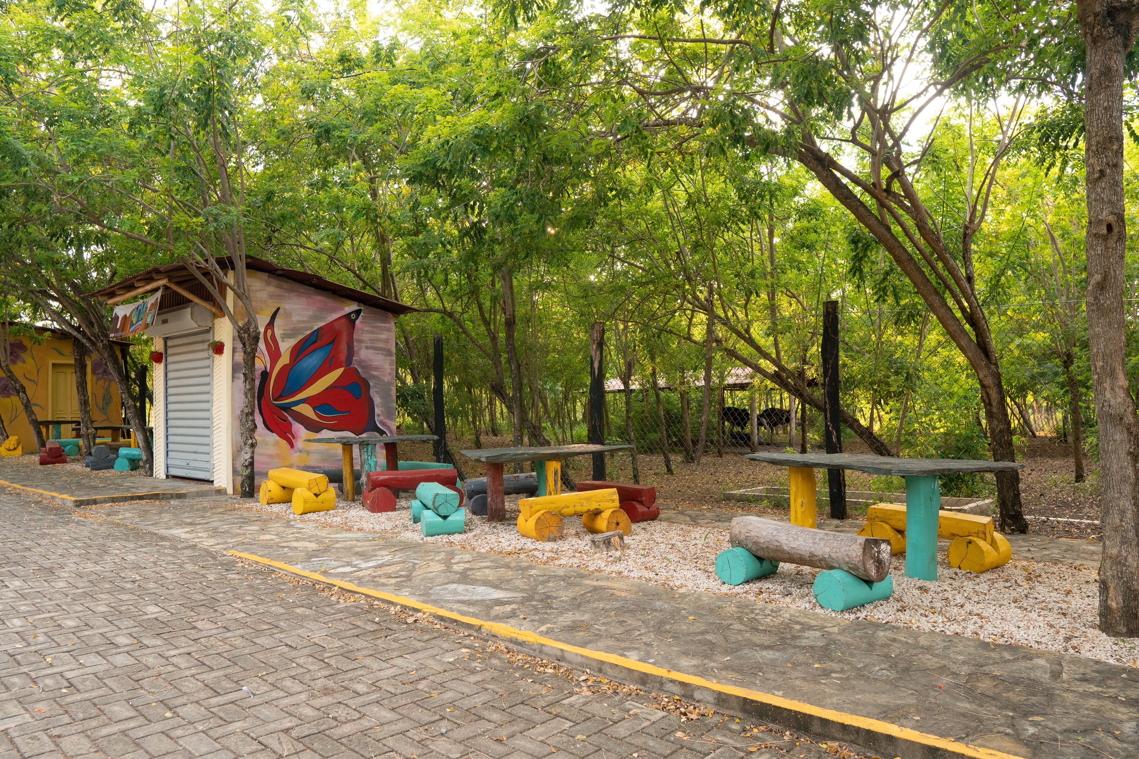 Un parque infantil con juegos de colores y un mural en un edificio.