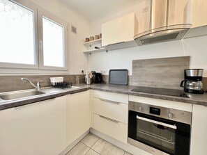 Een koelkast, een magnetron, een oven, een vaatwasser