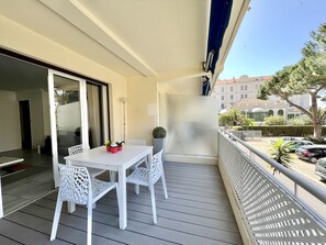 Outdoor dining - Beautiful T2, large terrace near Center & sea (Cannes)