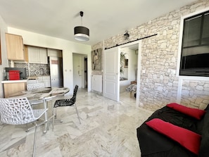 TV - Bright 31m2, flowered terrace, near Croisette (Cannes)