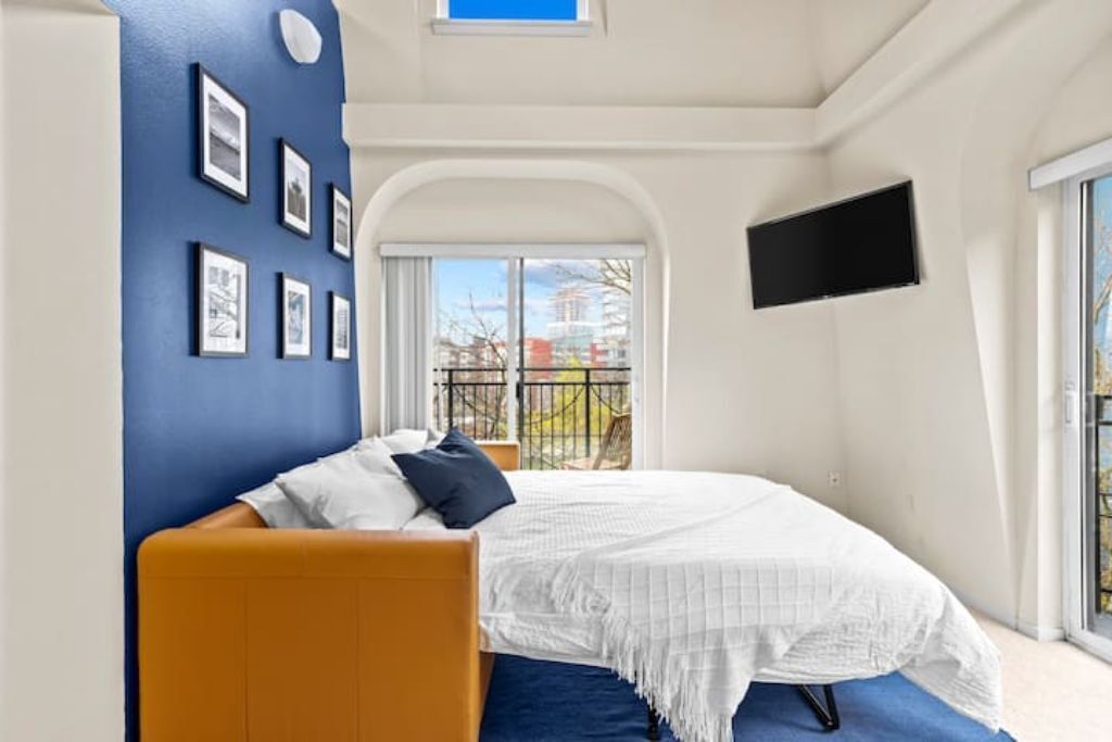 2 bedrooms, desk, travel crib, free WiFi
