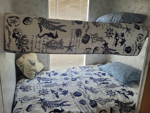 2 多间卧室、免费 WiFi、床单