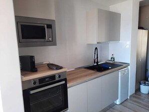 Frigorífico, microondas, horno y placa de cocina