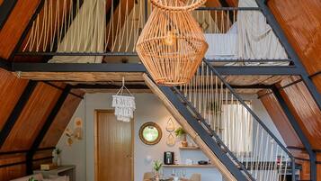 尊榮木屋 | 起居區 | 32-吋智慧型電視,提供數位頻道