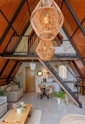 Premium chalet | Woonruimte | Een 32-inch smart-tv met digitale zenders