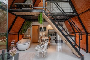 Elite chalet | Woonruimte | Een 32-inch smart-tv met digitale zenders