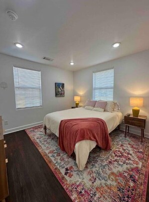 2 bedrooms - Historic & Charming City Cottage! (Crestview)