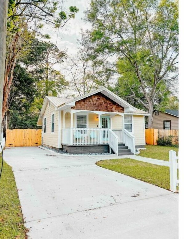 Exterior - Historic & Charming City Cottage! (Crestview)