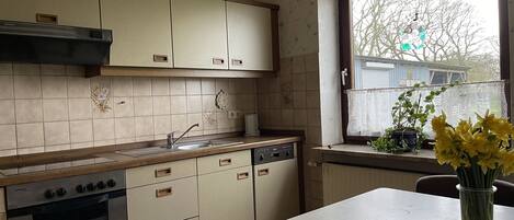 Fridge, stovetop, coffee/tea maker, electric kettle