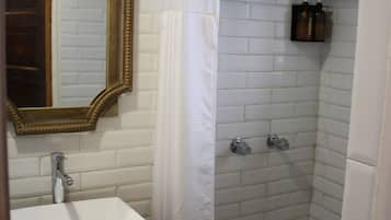 Habitación Deluxe | Baño | Regadera, toallas, jabón, shampoo