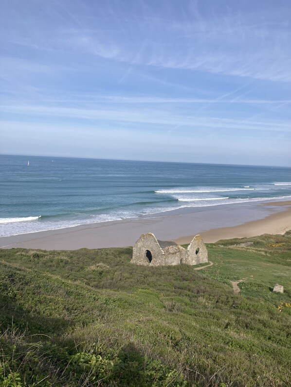 Chaises longues, serviettes de plage