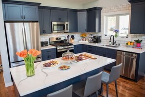 Fridge, microwave, oven, stovetop - Luxury Modern Lake Home  - Dogs Welcome - Sleeps 12  (Farmington)