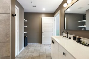 Condo com design assinado, 2 quartos | Banheiro | Chuveiro, produtos de toalete grátis, secador de cabelo