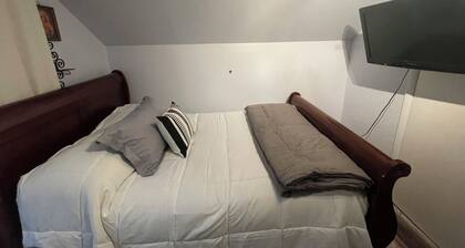 Private Entry, Upstairs Queen Bed, Wifi, TV, and Smart Locks for Self Check in