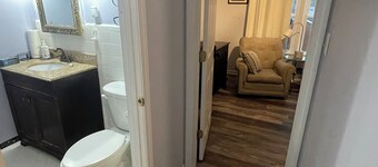 Private Entry, Upstairs Queen Bed w/ Kitchenette & Smart Locks for Self Check in