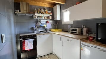 Refrigerador, horno, placa de cocina, utensilios de cocina