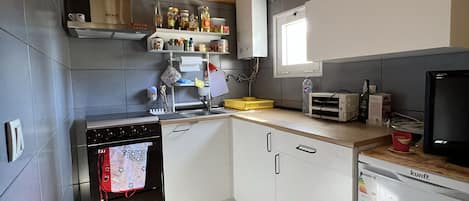 Refrigerador, horno, parrilla de estufa y utensilios de cocina