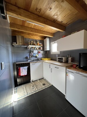 Fridge, oven, stovetop, cookware/dishes/utensils