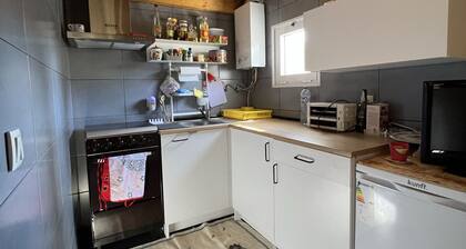 Casa pequena dentro de uma quinta, ótima para atividades ao ar livre.