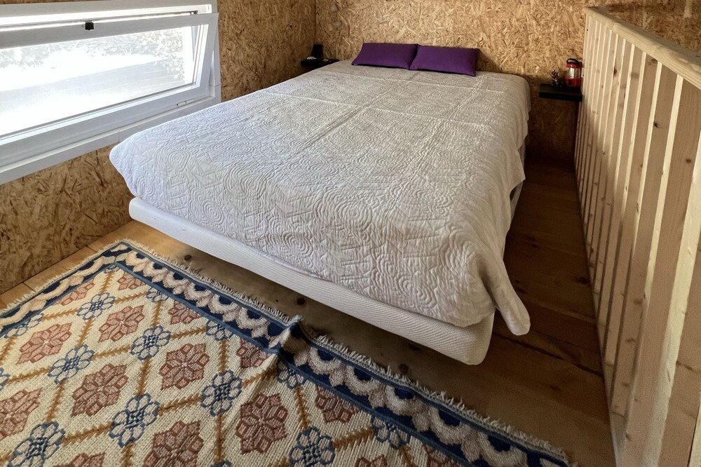 Casa pequena dentro de uma quinta, ótima para atividades ao ar livre.