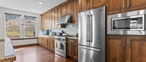 Refrigerador, microondas, horno, placa de cocina