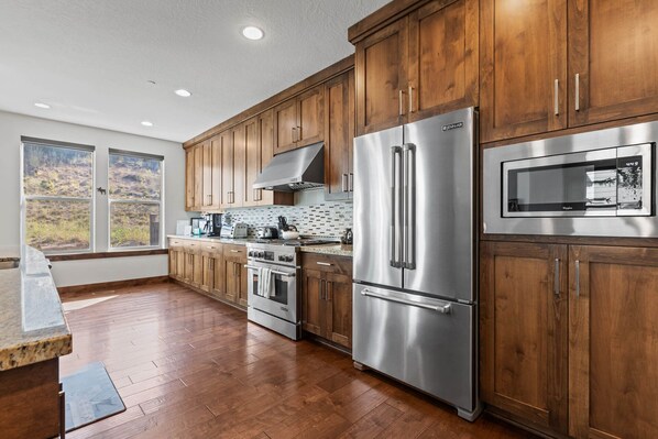 Fridge, microwave, oven, stovetop - Moose Mgmt at Retreat 13285: Three King Beds-Pvt Hot Tub-Pool-Free Bus Route (Park City)