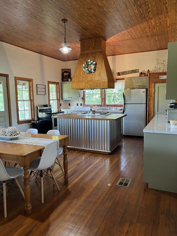 Dining - Cabin on the Ridge - Hometown - Laurel, MS (Laurel)