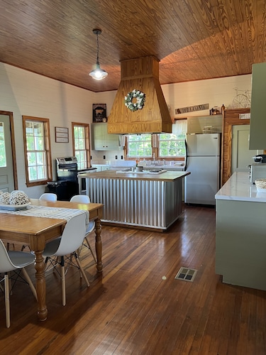 Cabin on the Ridge - Hometown - Laurel, MS