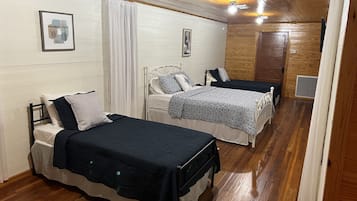 3 bedrooms, desk, free WiFi, bed sheets