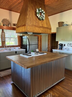 Fridge, microwave, oven, stovetop - Cabin on the Ridge - Hometown - Laurel, MS (Laurel)