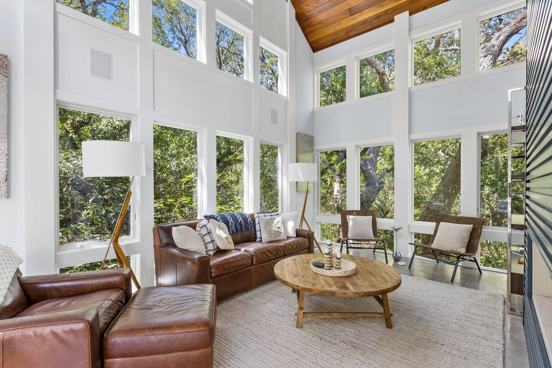 Smart TV, fireplace, books, offices