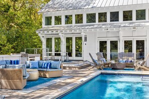 Lämmitetty uima-allas