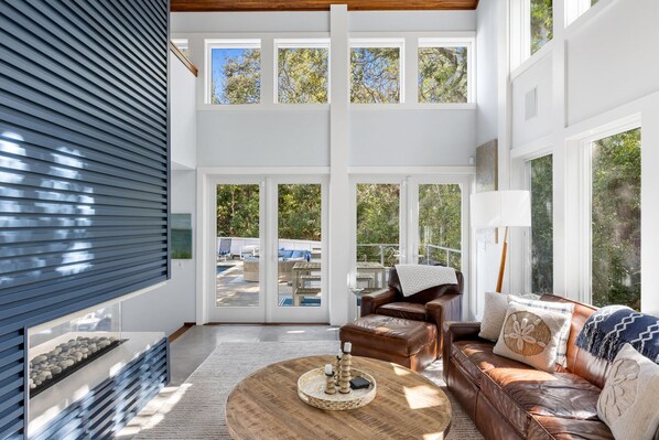 Älytelevisio, takka, kirjoja, työhuone