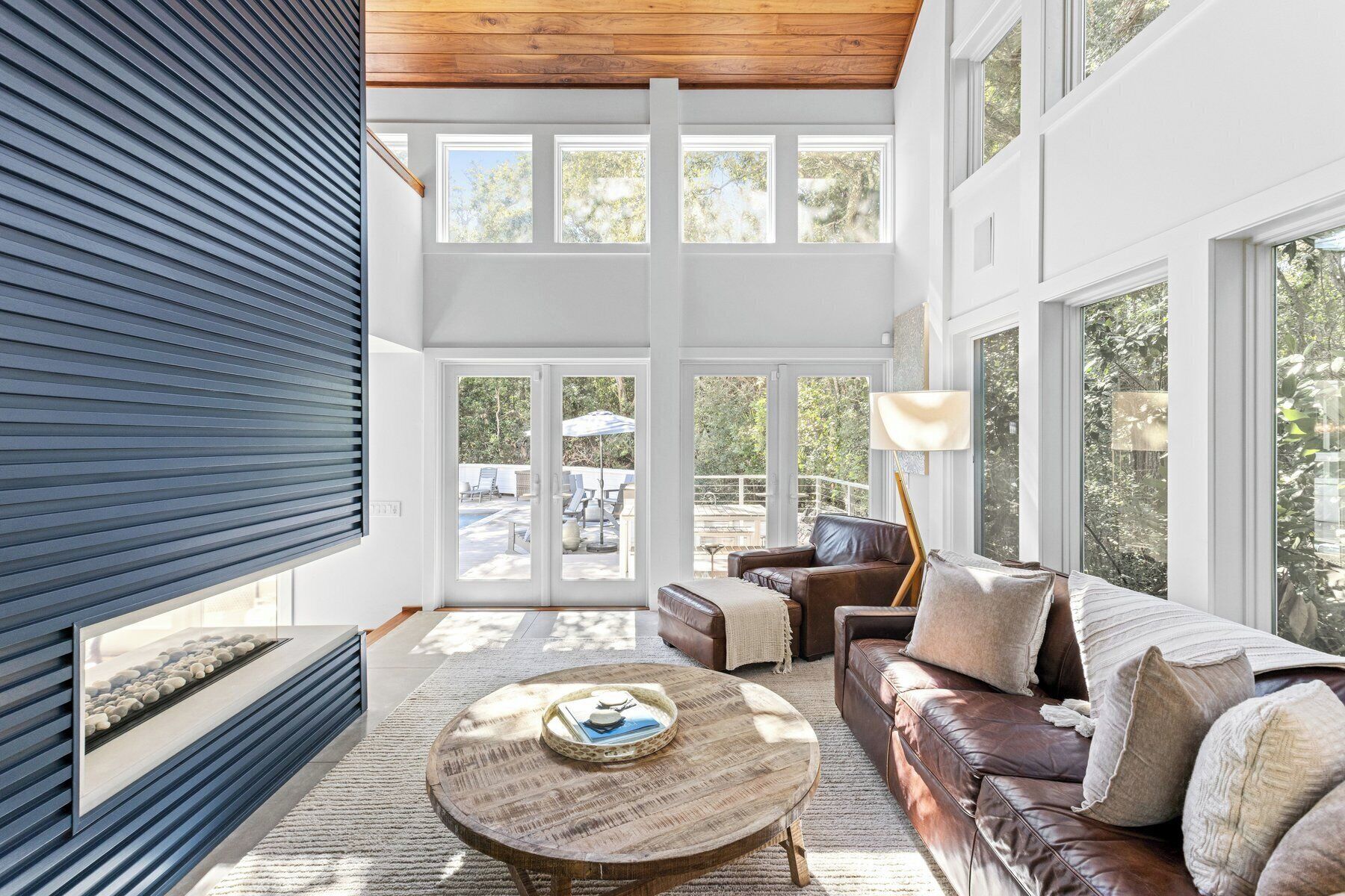 TV connectée, cheminée, livres, espaces bureaux