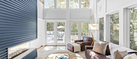 TV connectée, cheminée, livres, espaces bureaux