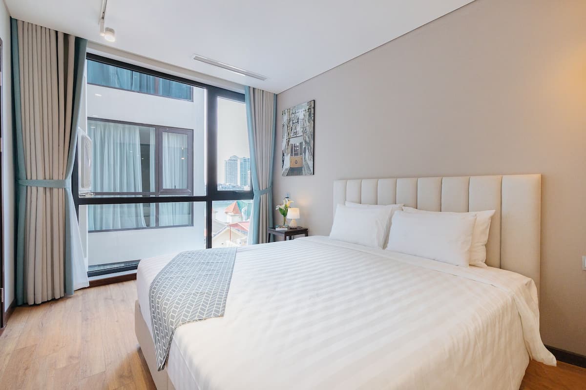 2 bedrooms, desk, laptop workspace, soundproofing