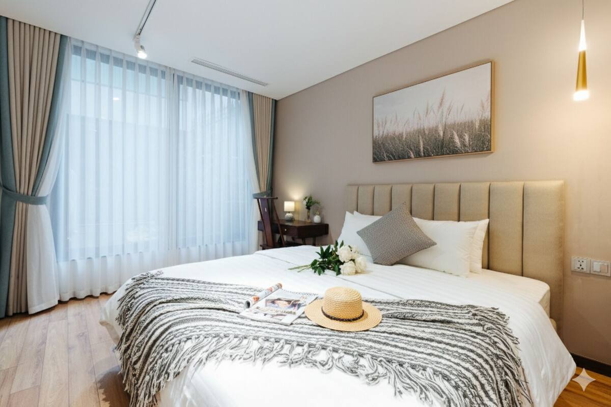 Deluxe appartement | Een bureau, een laptopwerkplek, geluiddichte muren