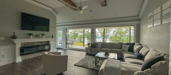 5-bedroom vacation home with private slip, just 10 minutes from the marina