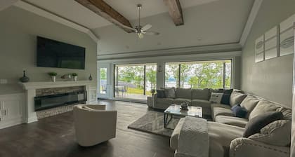 5-bedroom vacation home with private slip, just 10 minutes from the marina